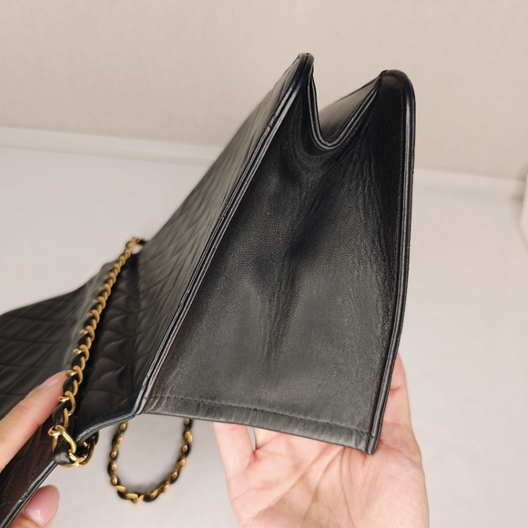 Authentic Preloved Chanel vintage medium flap bag - Picture 12 of 17